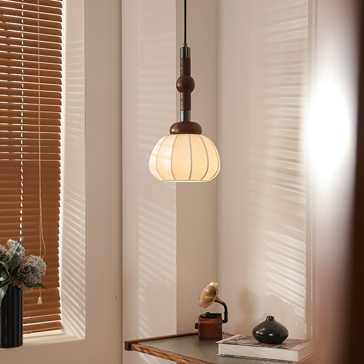 Livenor hanglamp van zijde en hout in Scandinavische stijl