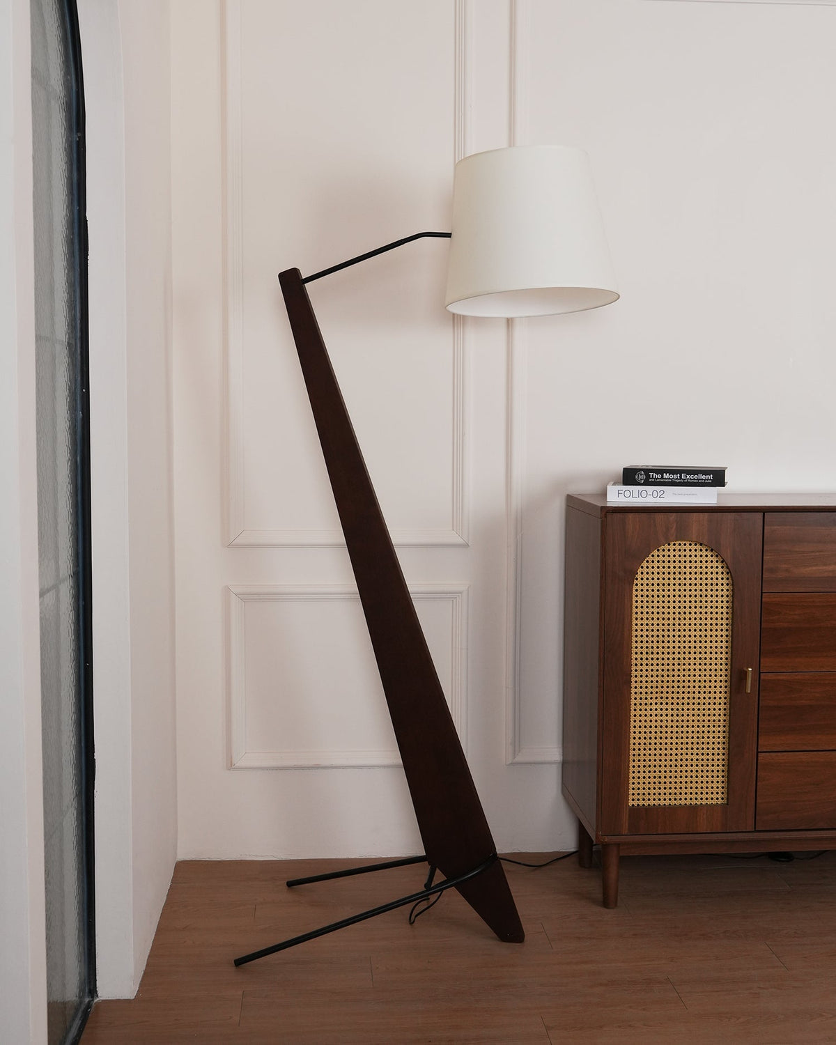 Vyran vloerlamp van walnoothout en beige stof