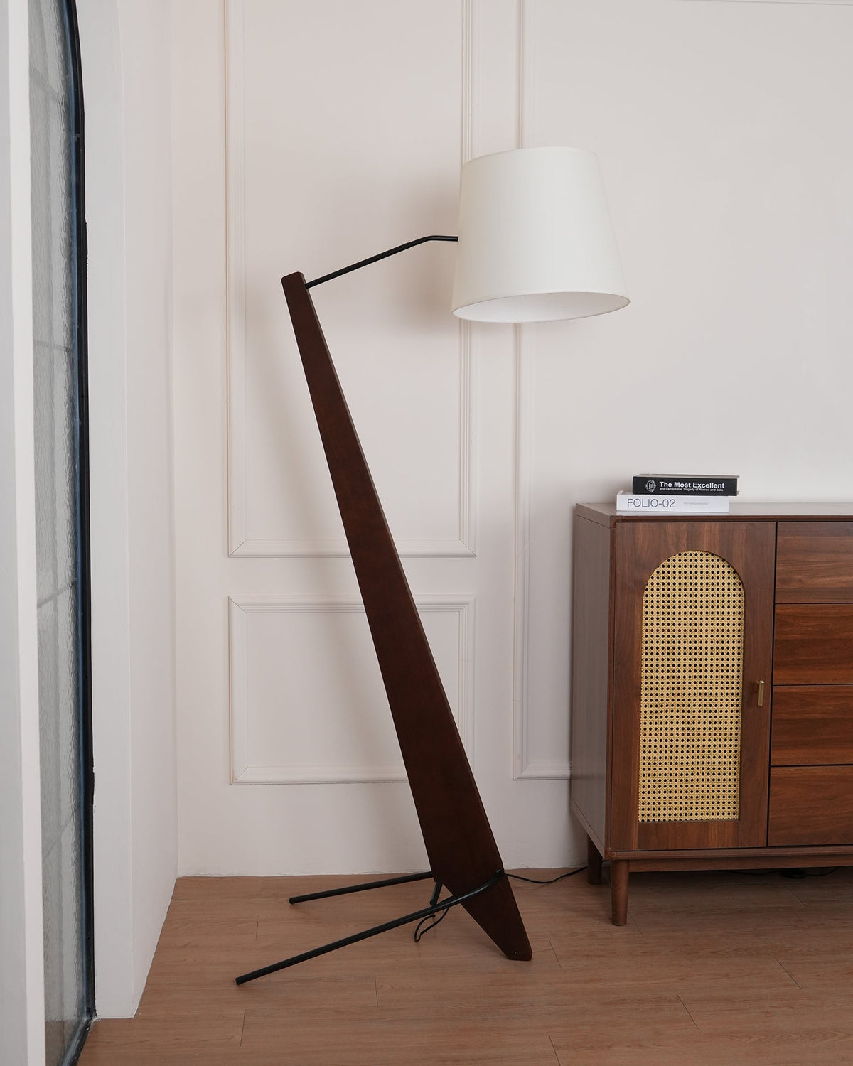 Vyran vloerlamp van walnoothout en beige stof