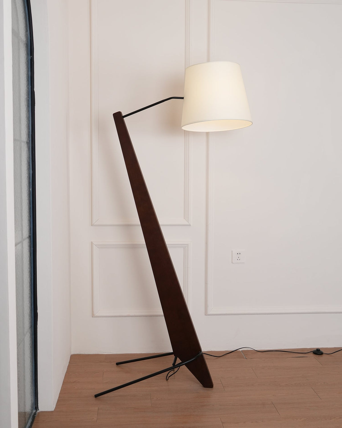 Vyran vloerlamp van walnoothout en beige stof