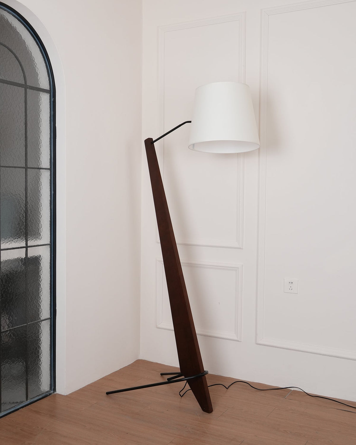 Vyran vloerlamp van walnoothout en beige stof