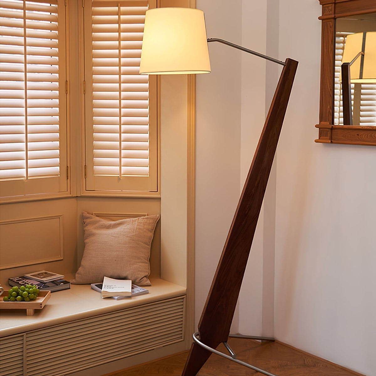 Vyran vloerlamp van walnoothout en beige stof