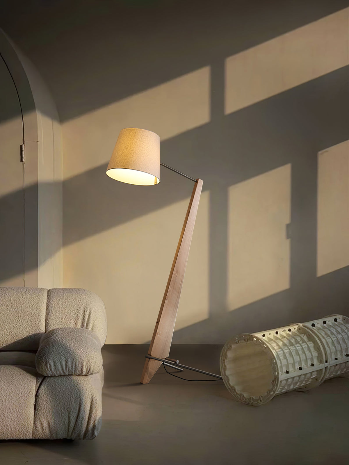 Vyran vloerlamp van walnoothout en beige stof