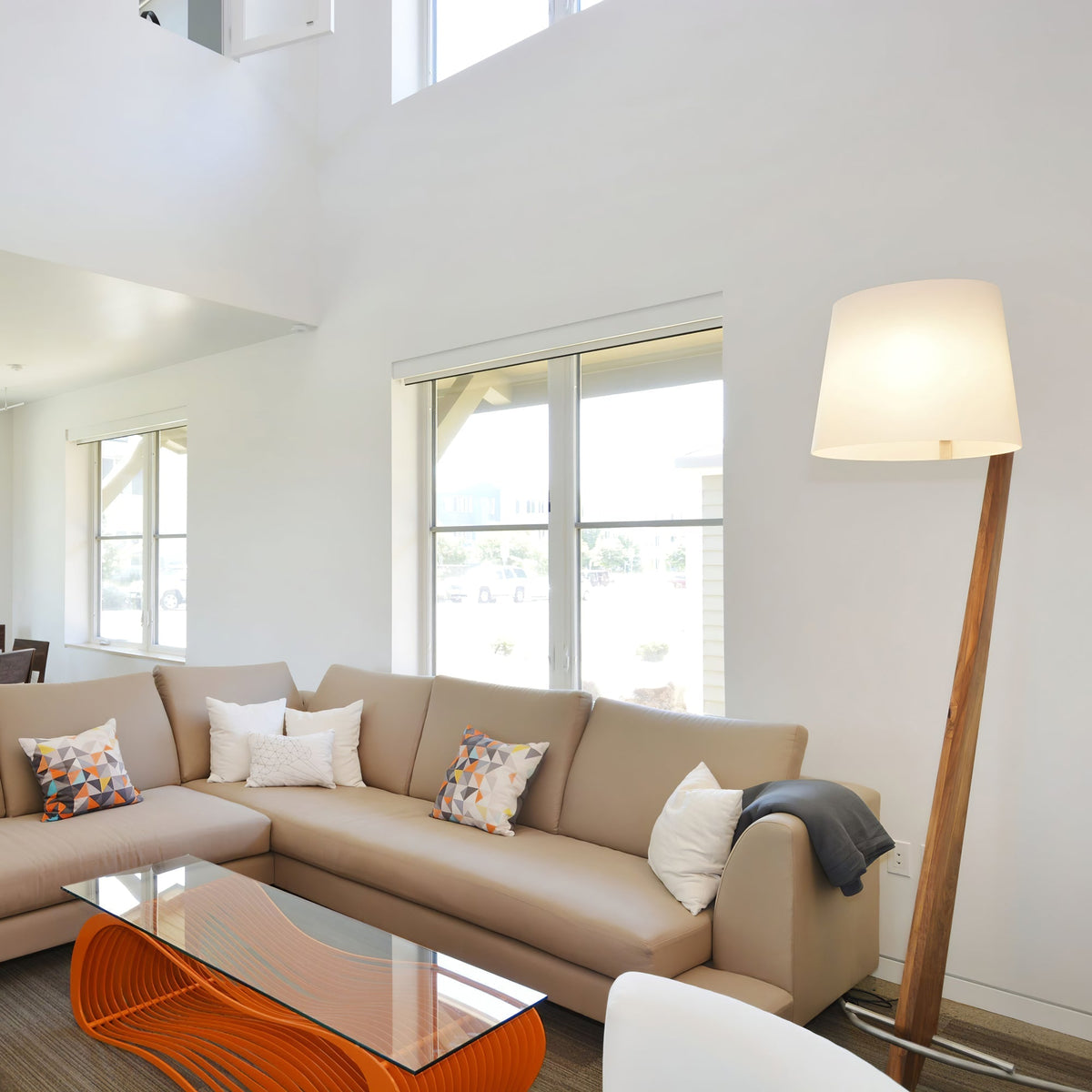Vyran vloerlamp van walnoothout en beige stof
