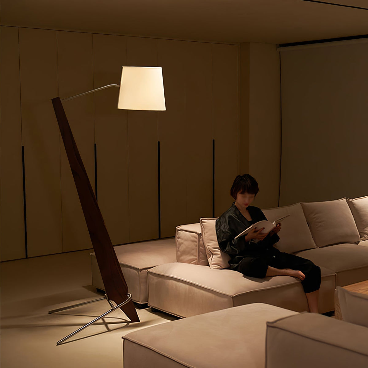 Vyran vloerlamp van walnoothout en beige stof