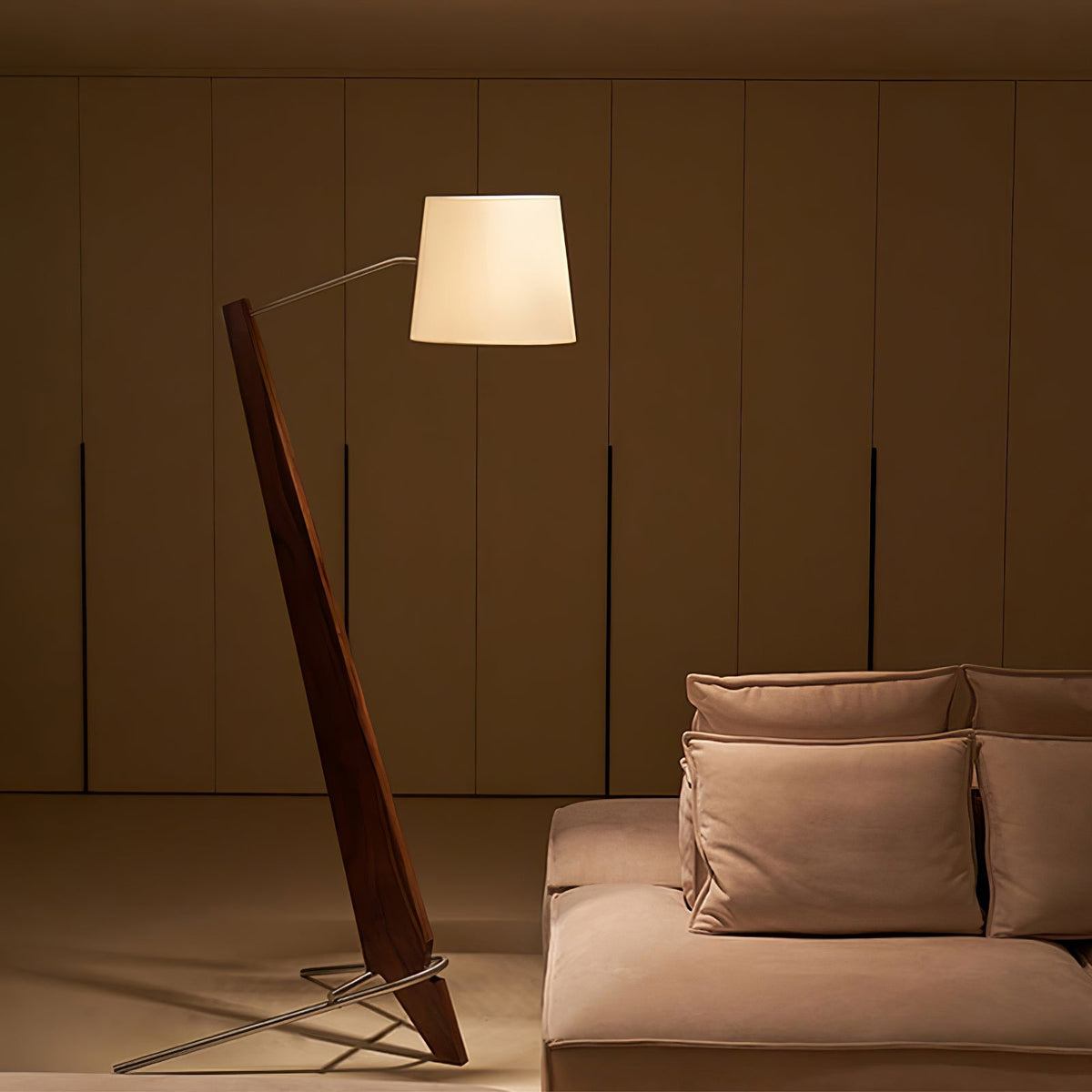 Vyran vloerlamp van walnoothout en beige stof