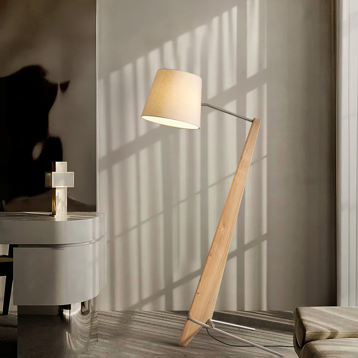 Vyran vloerlamp van walnoothout en beige stof