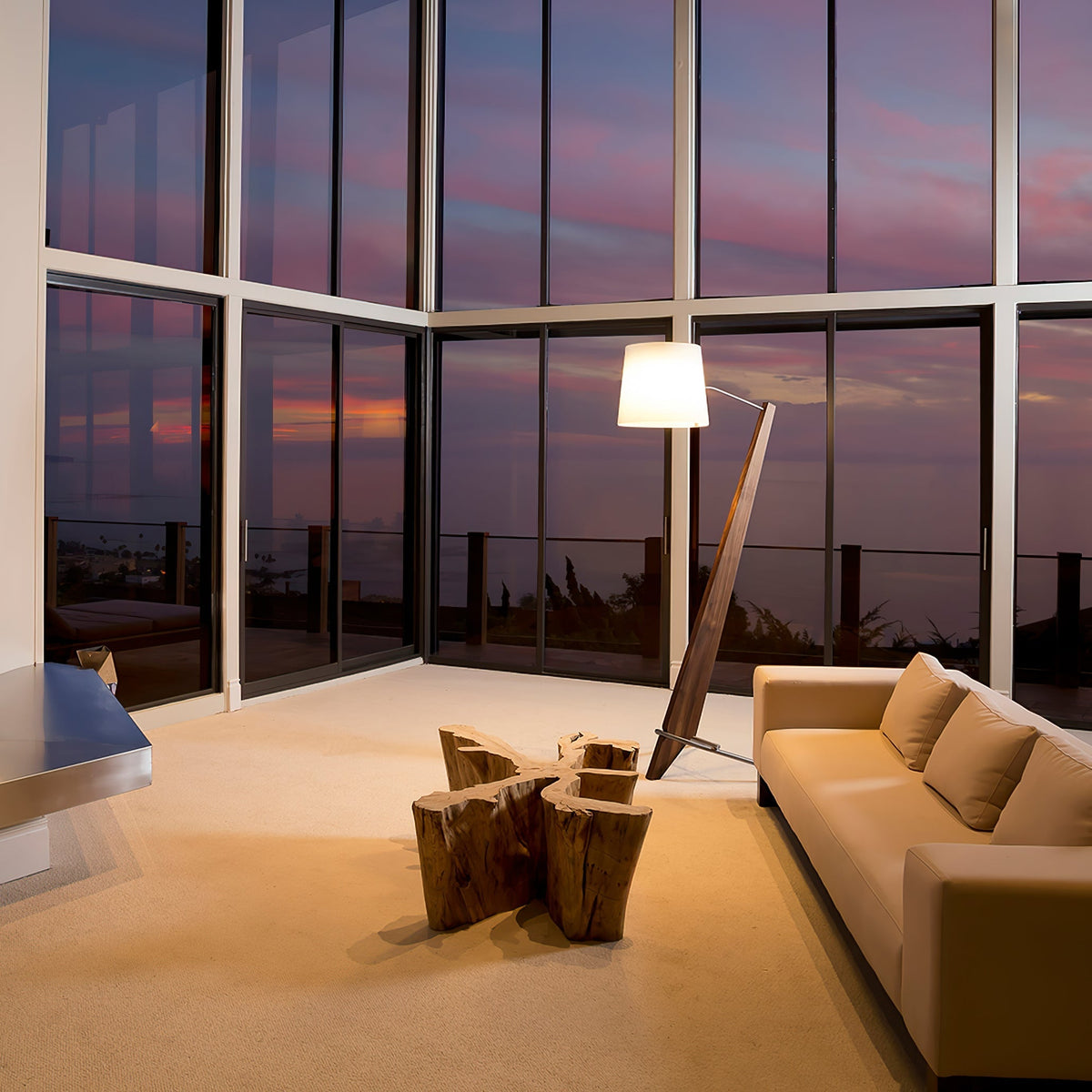 Vyran vloerlamp van walnoothout en beige stof