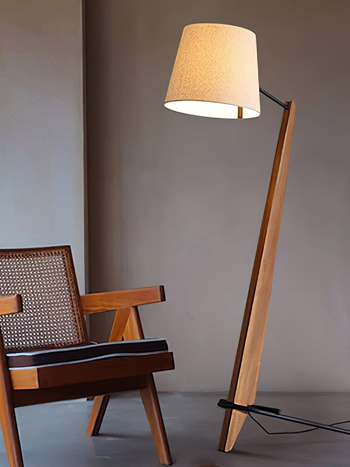 Vyran vloerlamp van walnoothout en beige stof