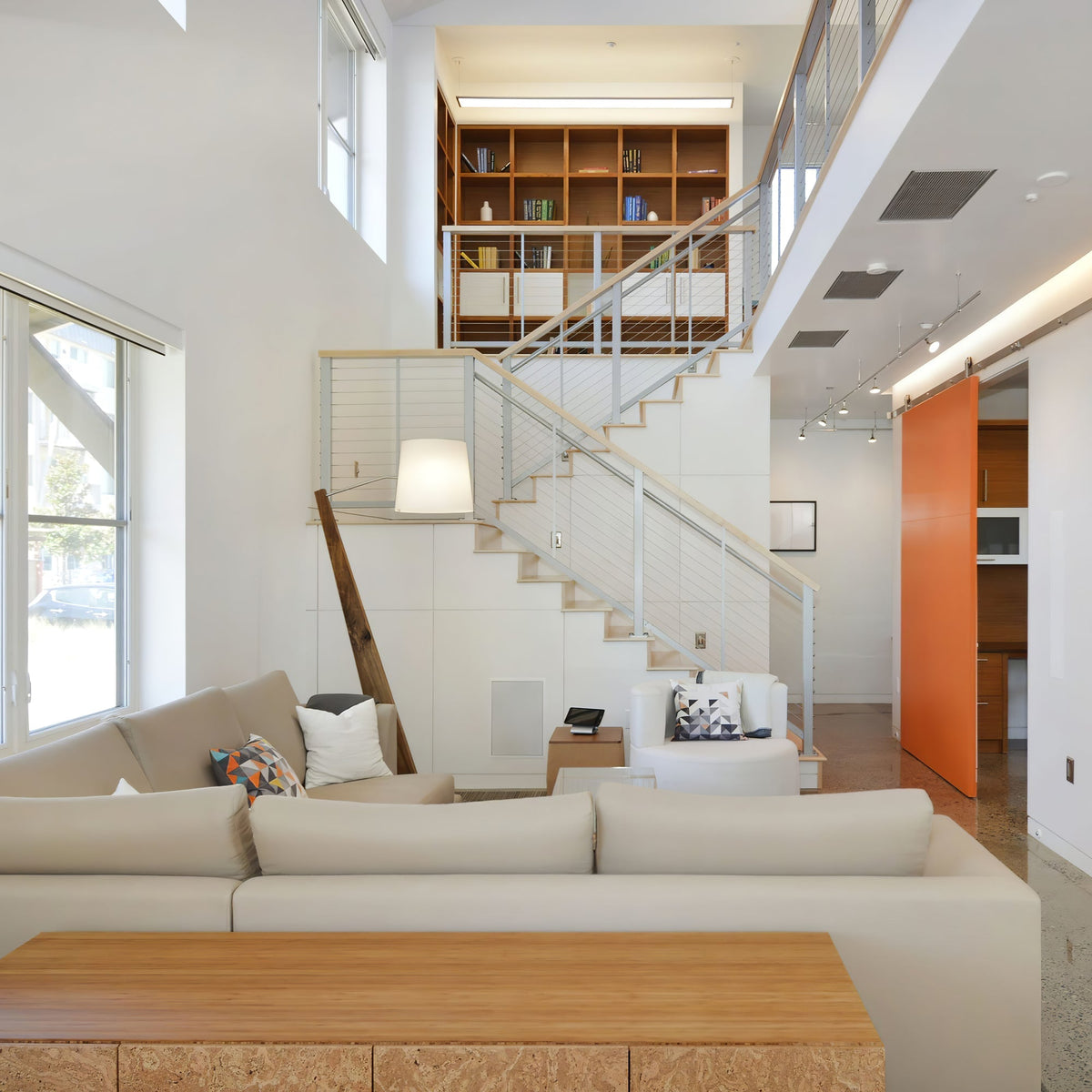 Vyran vloerlamp van walnoothout en beige stof