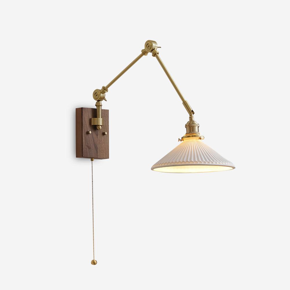 Vintage wandlamp met verstelbare arm, geplooide kap en walnoothoutbasis