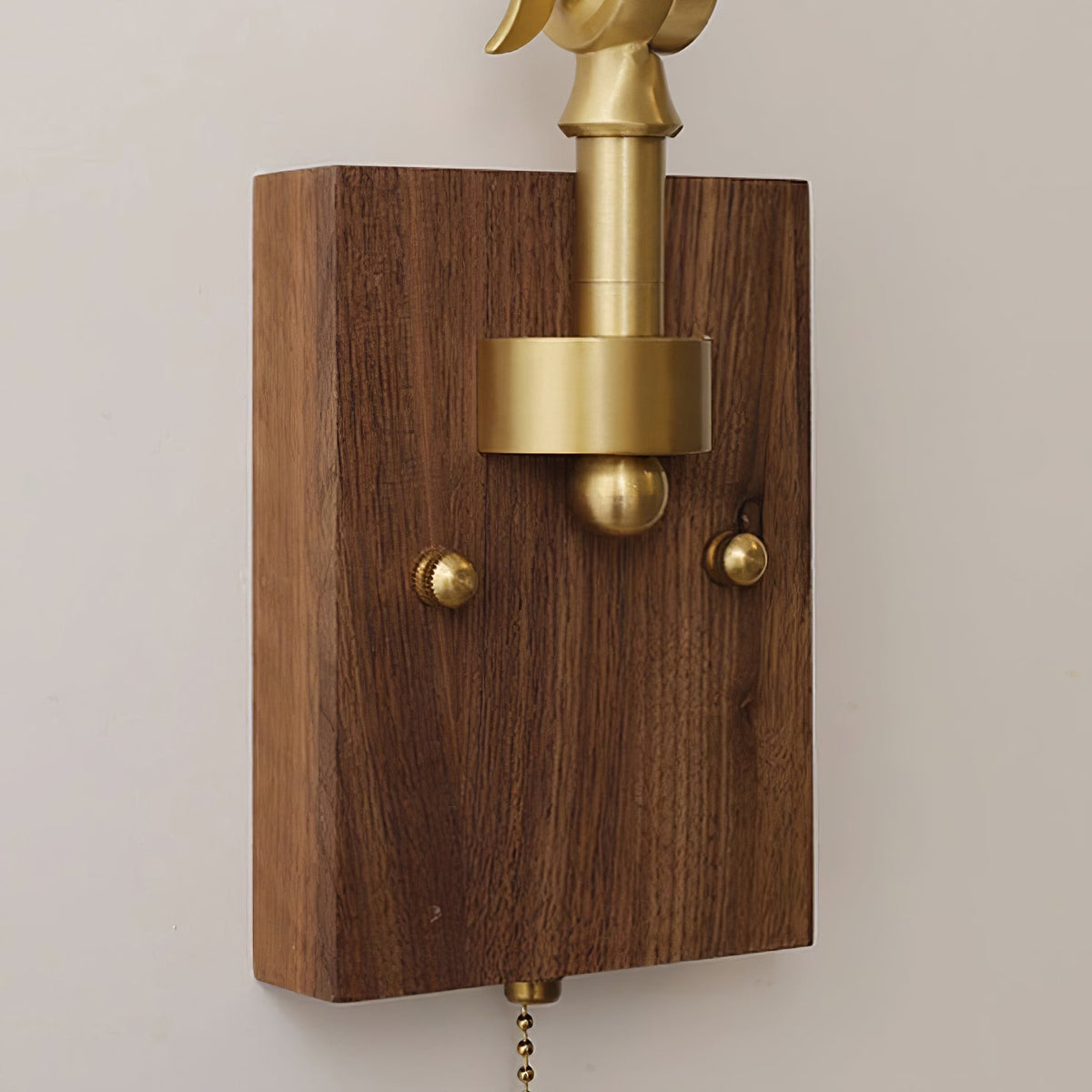 Vintage wandlamp met verstelbare arm, geplooide kap en walnoothoutbasis