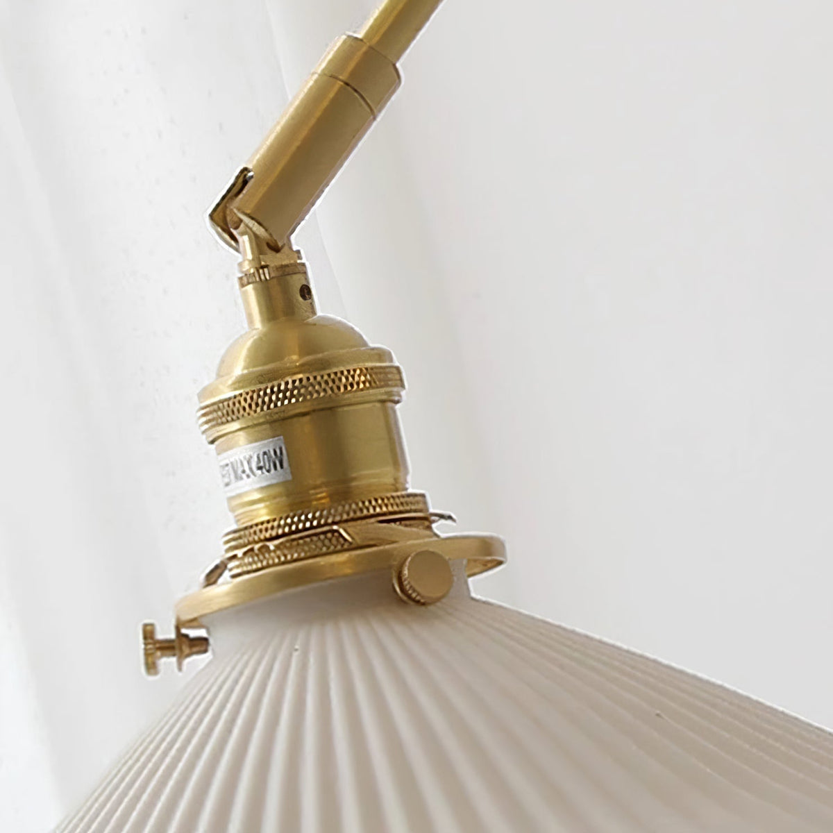Vintage wandlamp met verstelbare arm, geplooide kap en walnoothoutbasis