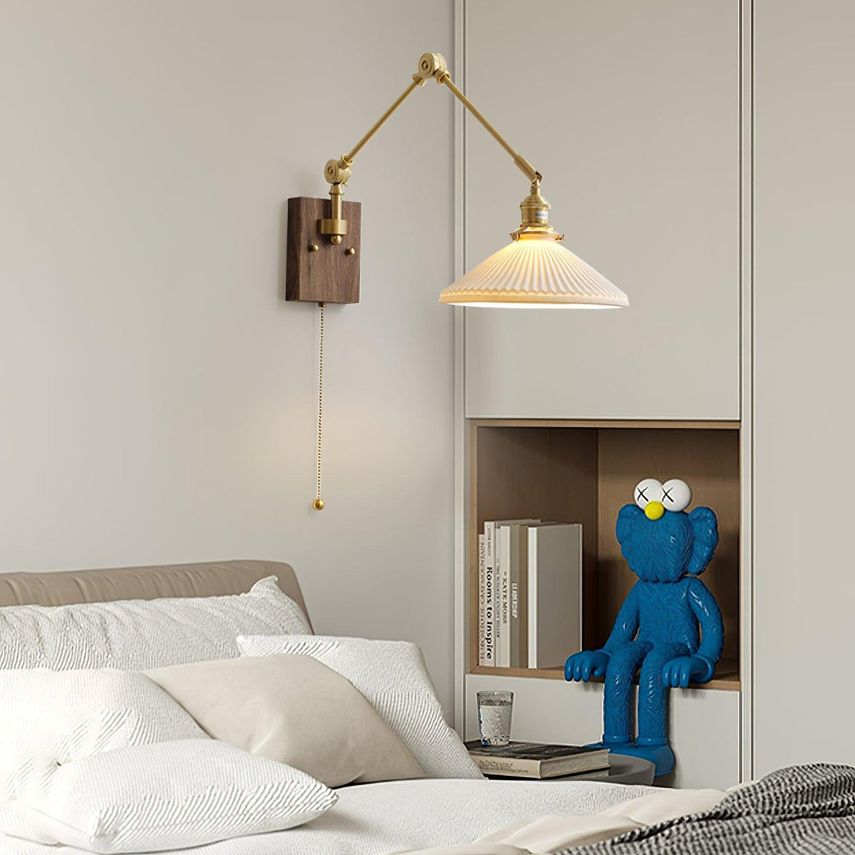 Vintage wandlamp met verstelbare arm, geplooide kap en walnoothoutbasis