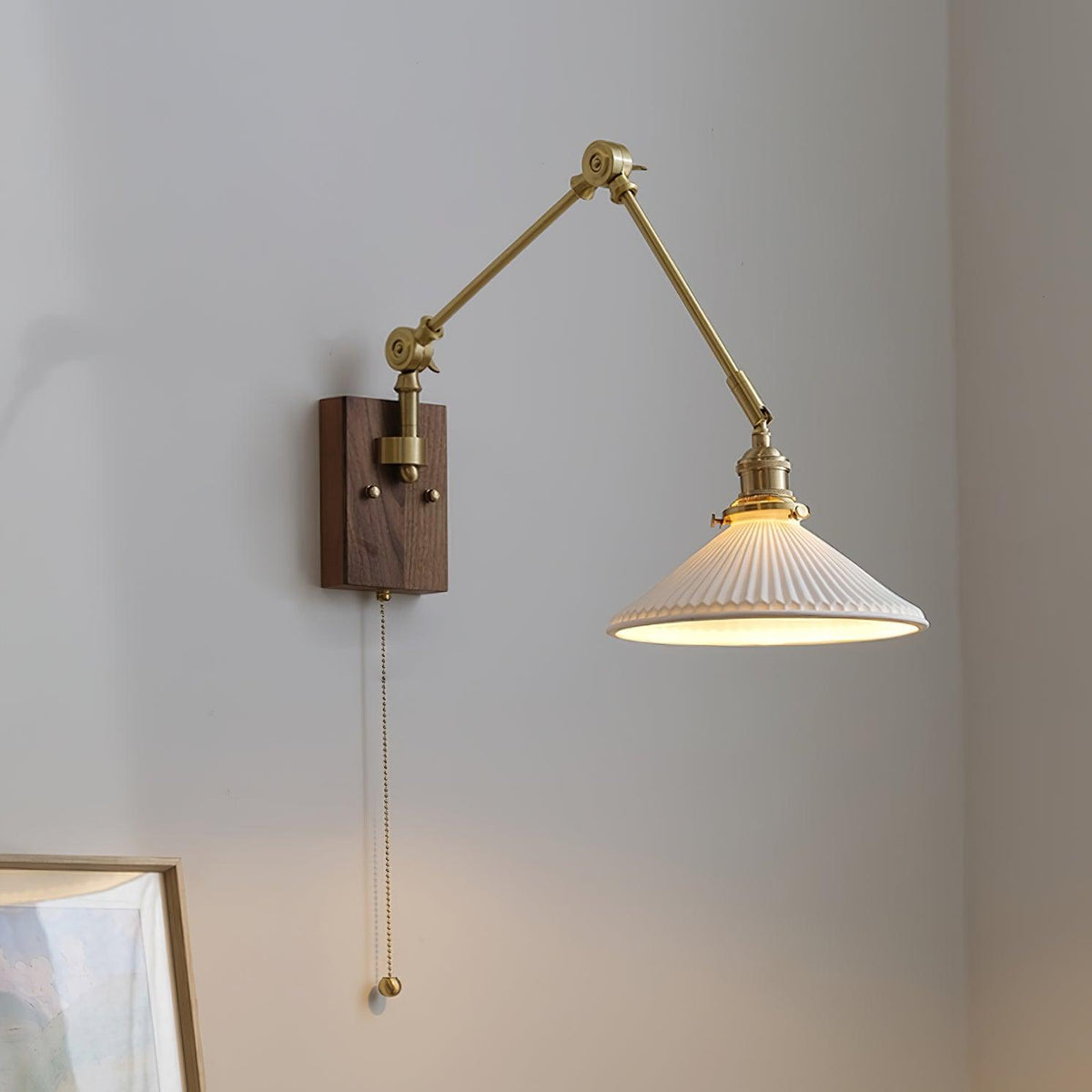 Vintage wandlamp met verstelbare arm, geplooide kap en walnoothoutbasis