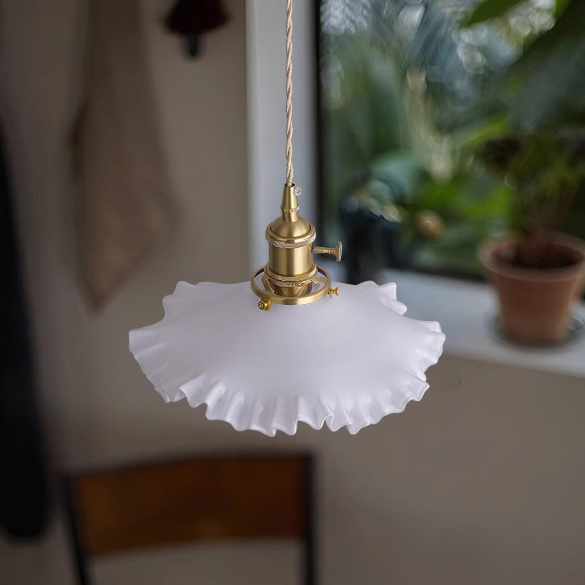 Hanglamp met glas rimpelkap messing warm gloed