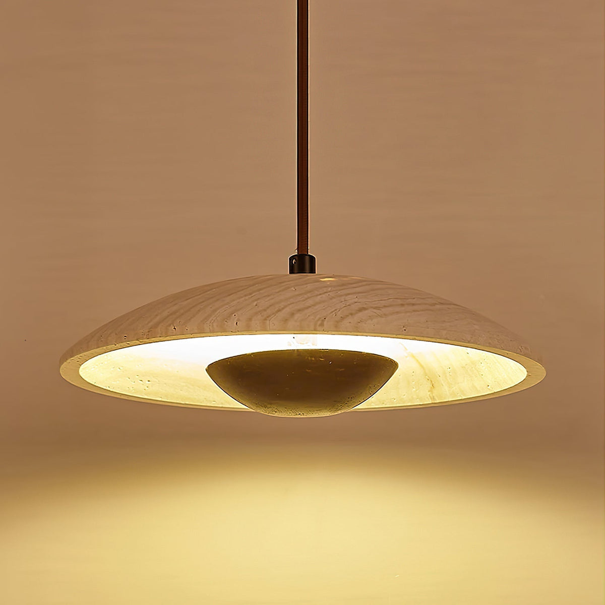 Bax hanglamp met brede rand in geel travertin