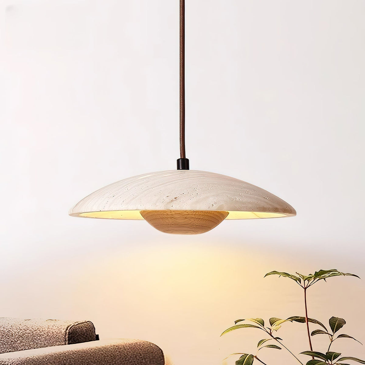 Bax hanglamp met brede rand in geel travertin