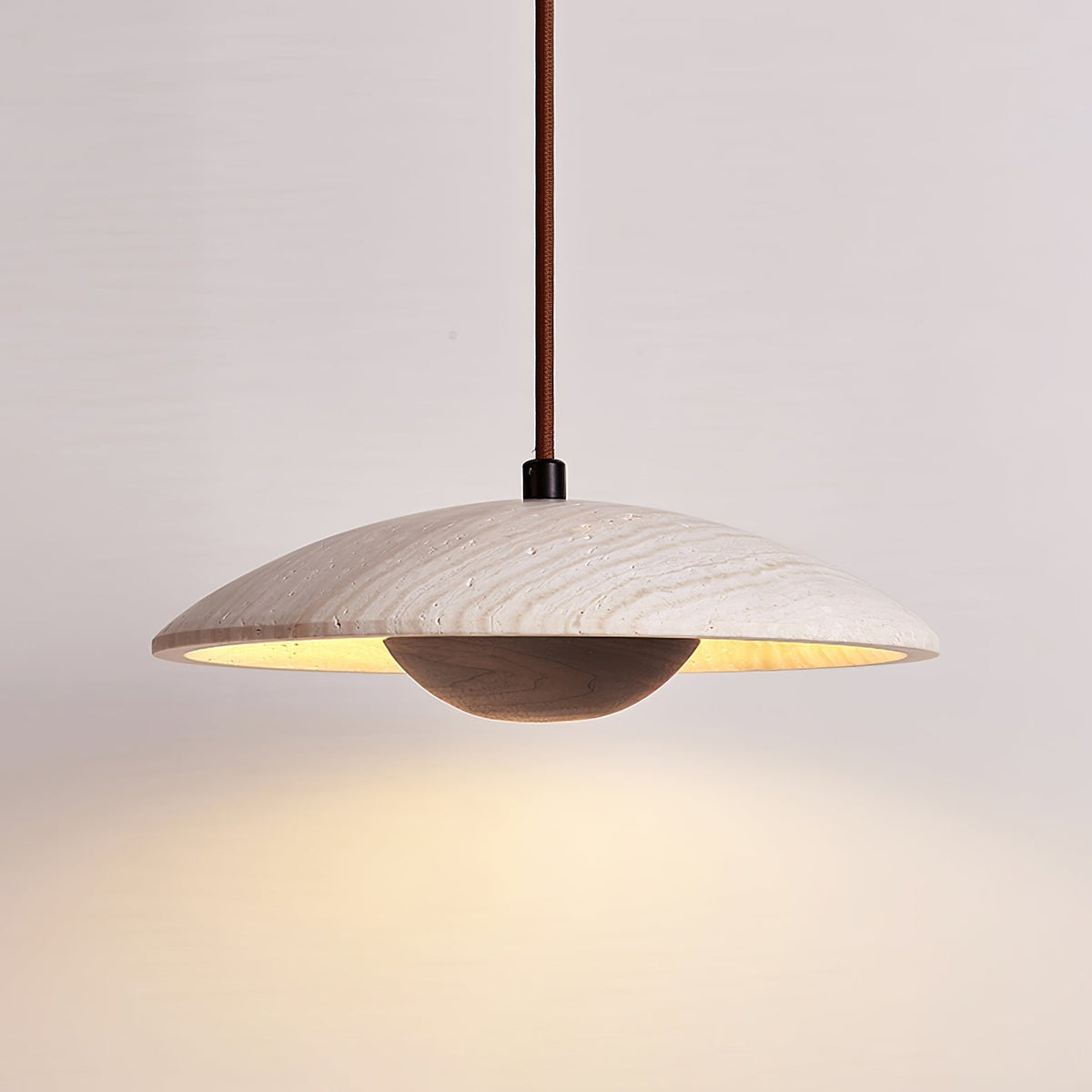 Bax hanglamp met brede rand in geel travertin