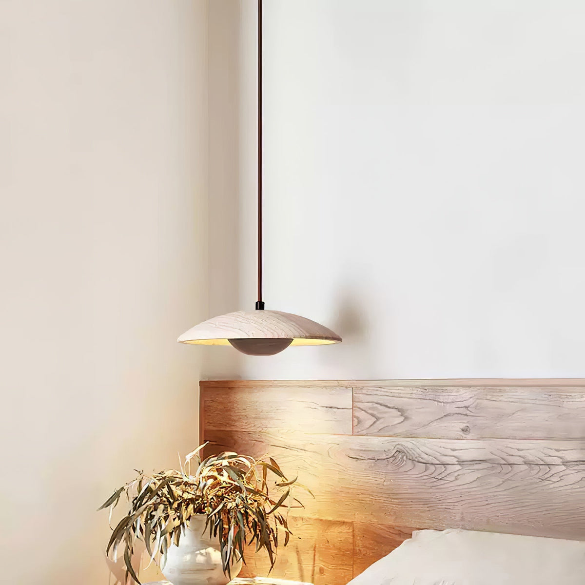Bax hanglamp met brede rand in geel travertin