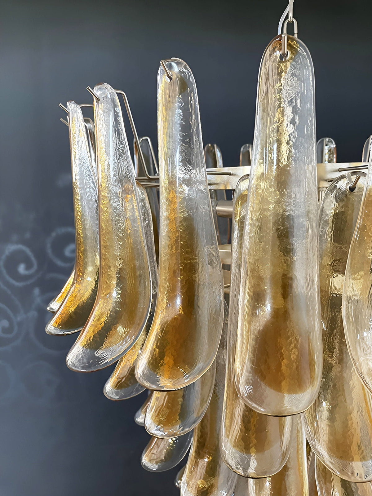Liorenaine kroonluchter van amberkleurig glas met bloemblaadjes in gelaagde luxe