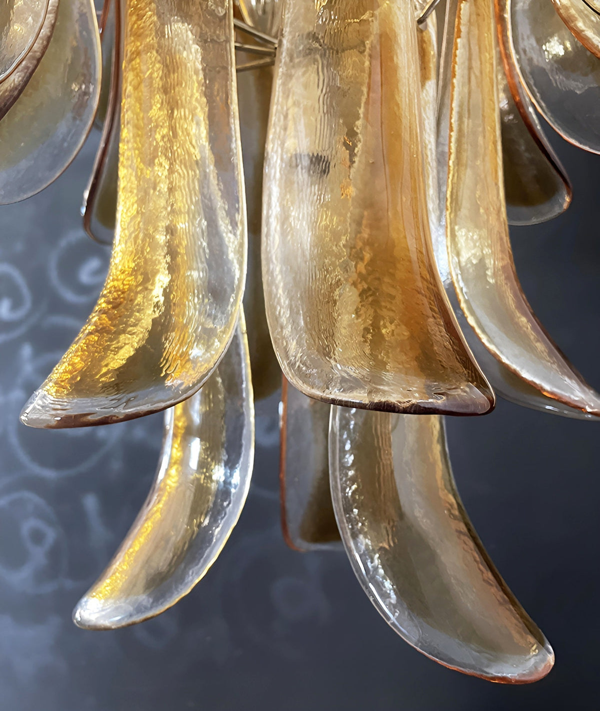 Liorenaine kroonluchter van amberkleurig glas met bloemblaadjes in gelaagde luxe