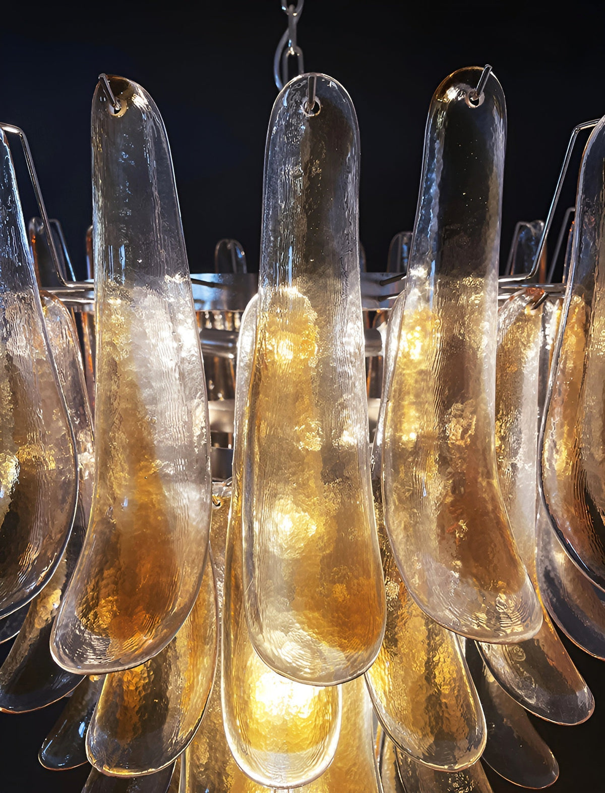 Liorenaine kroonluchter van amberkleurig glas met bloemblaadjes in gelaagde luxe