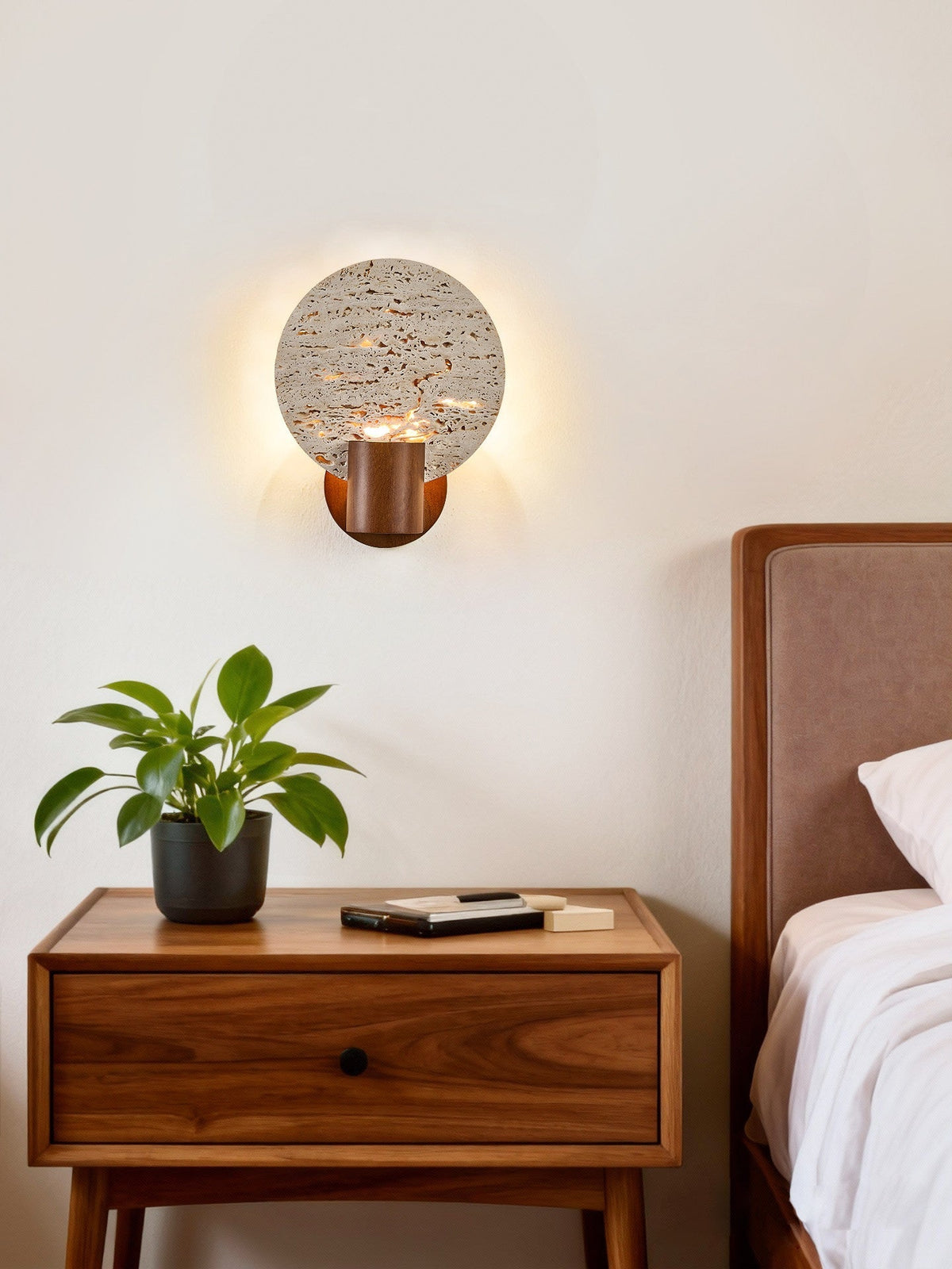 Taveiella wandlamp met ronde gele travertinschijf en walnootcilinder