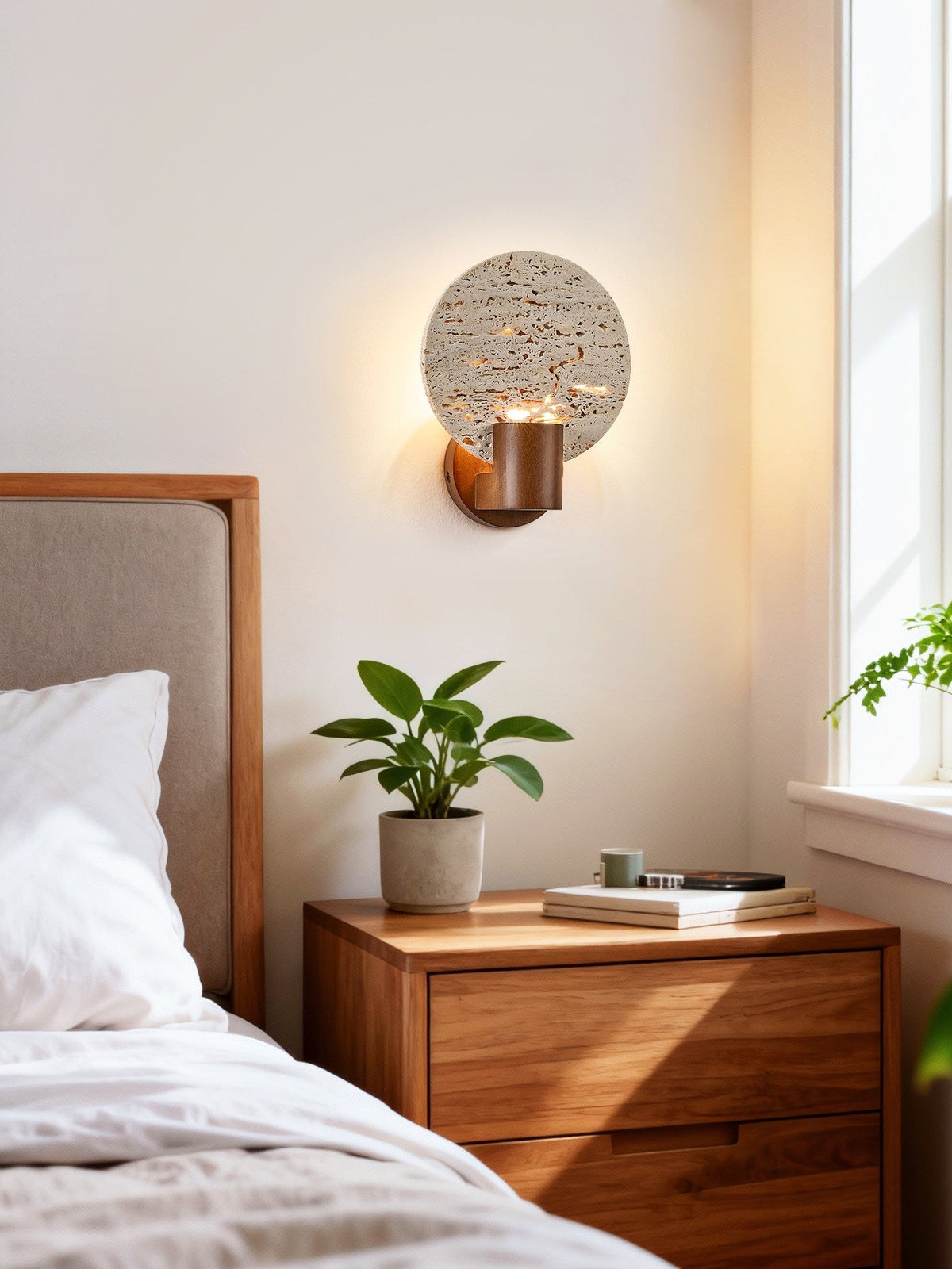 Taveiella wandlamp met ronde gele travertinschijf en walnootcilinder