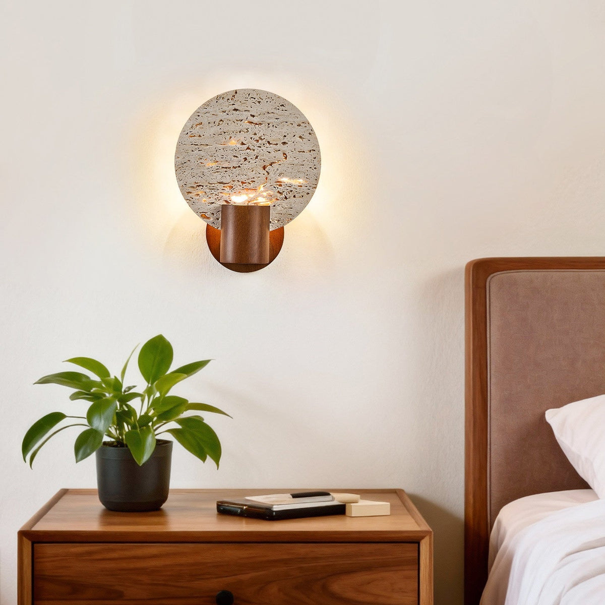 Taveiella wandlamp met ronde gele travertinschijf en walnootcilinder
