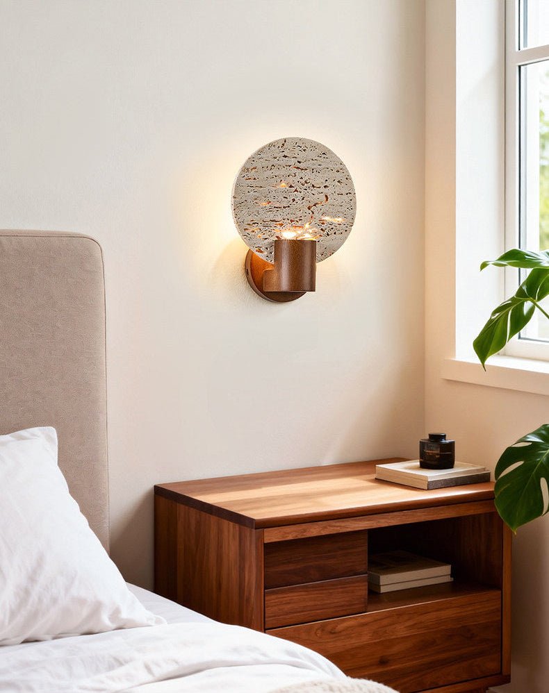 Taveiella wandlamp met ronde gele travertinschijf en walnootcilinder