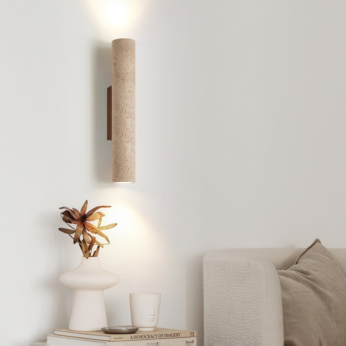 Seranise slanke cilindervormige wandlamp van geel travertin