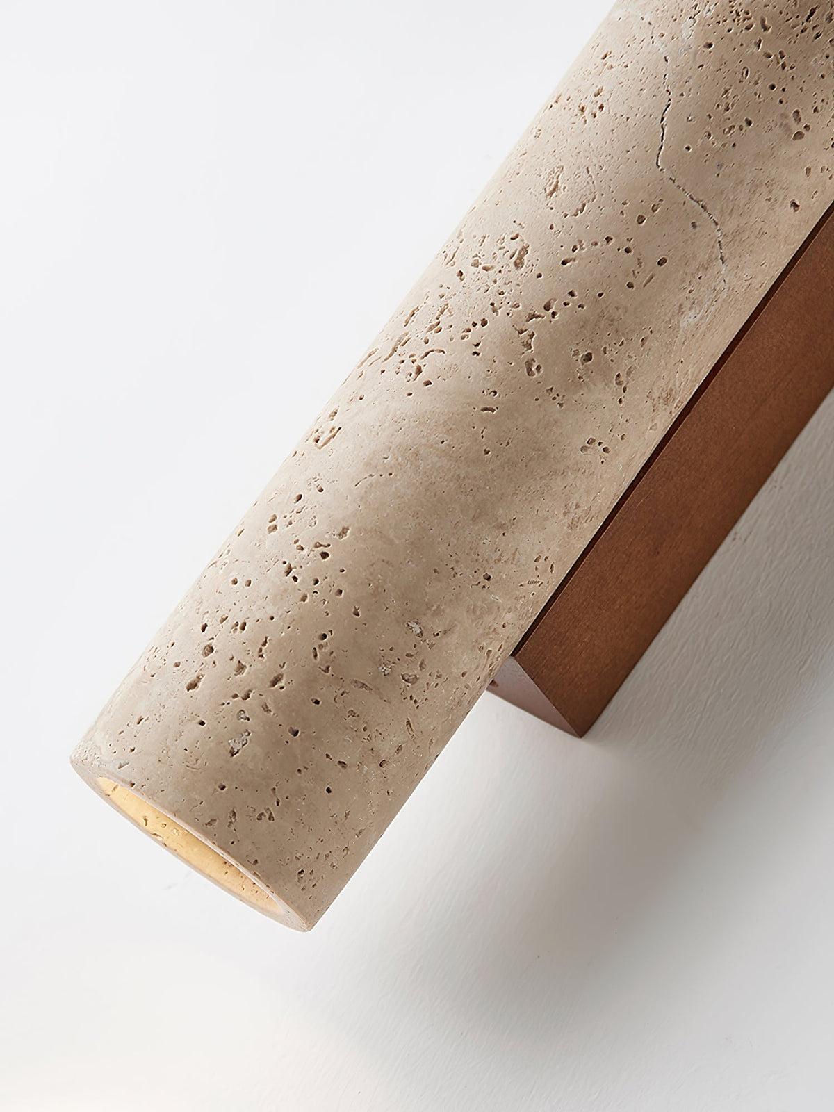 Seranise slanke cilindervormige wandlamp van geel travertin