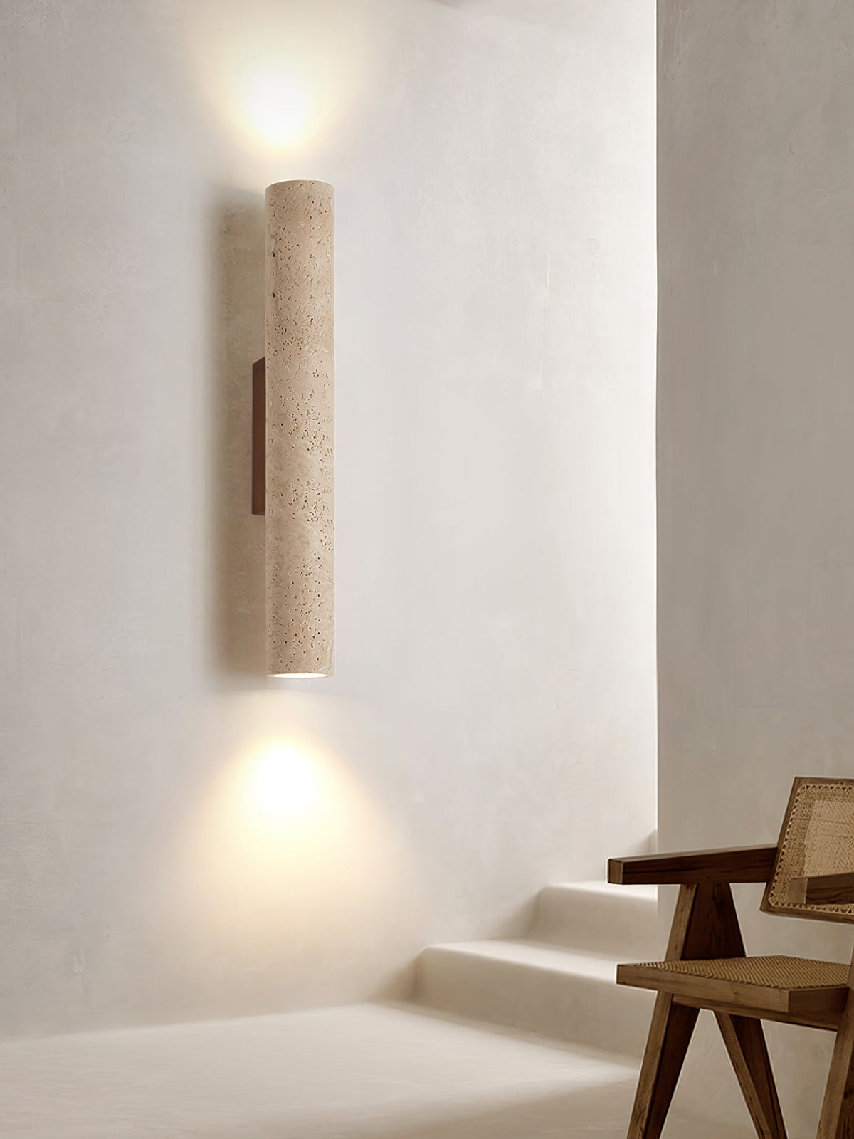 Seranise slanke cilindervormige wandlamp van geel travertin