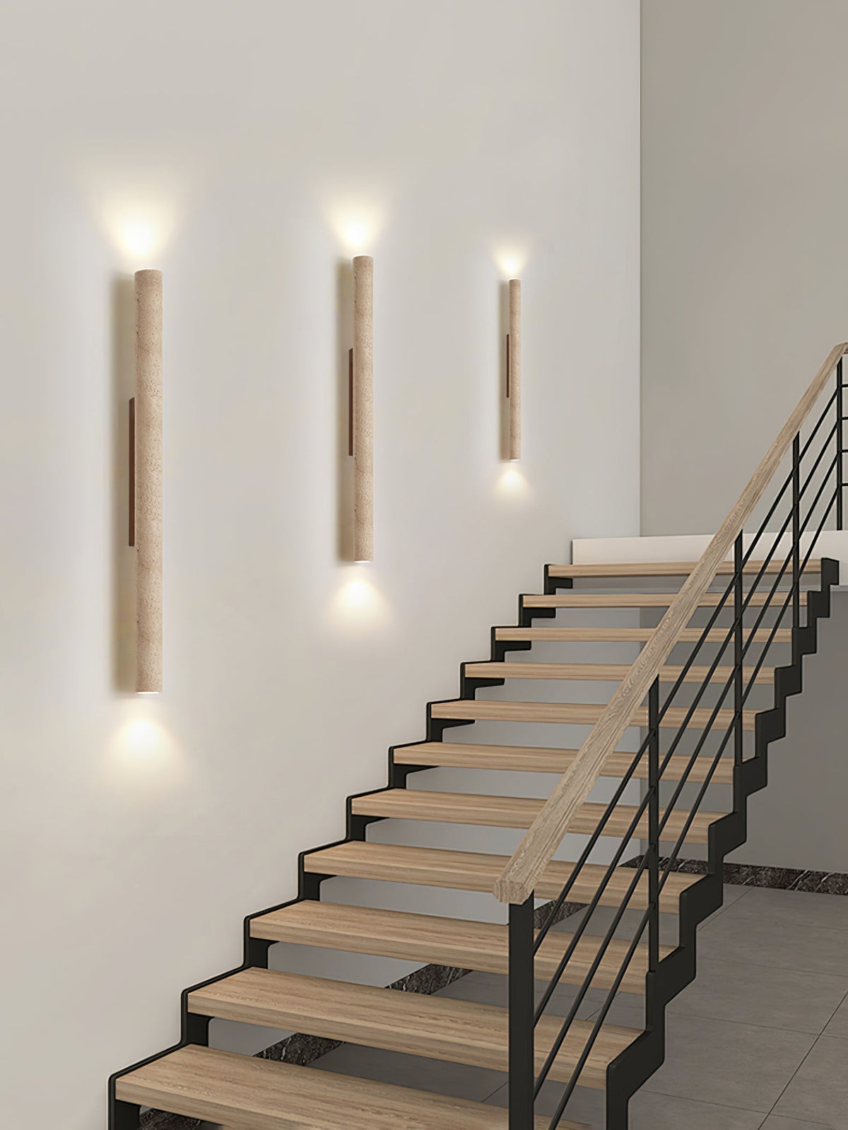 Seranise slanke cilindervormige wandlamp van geel travertin