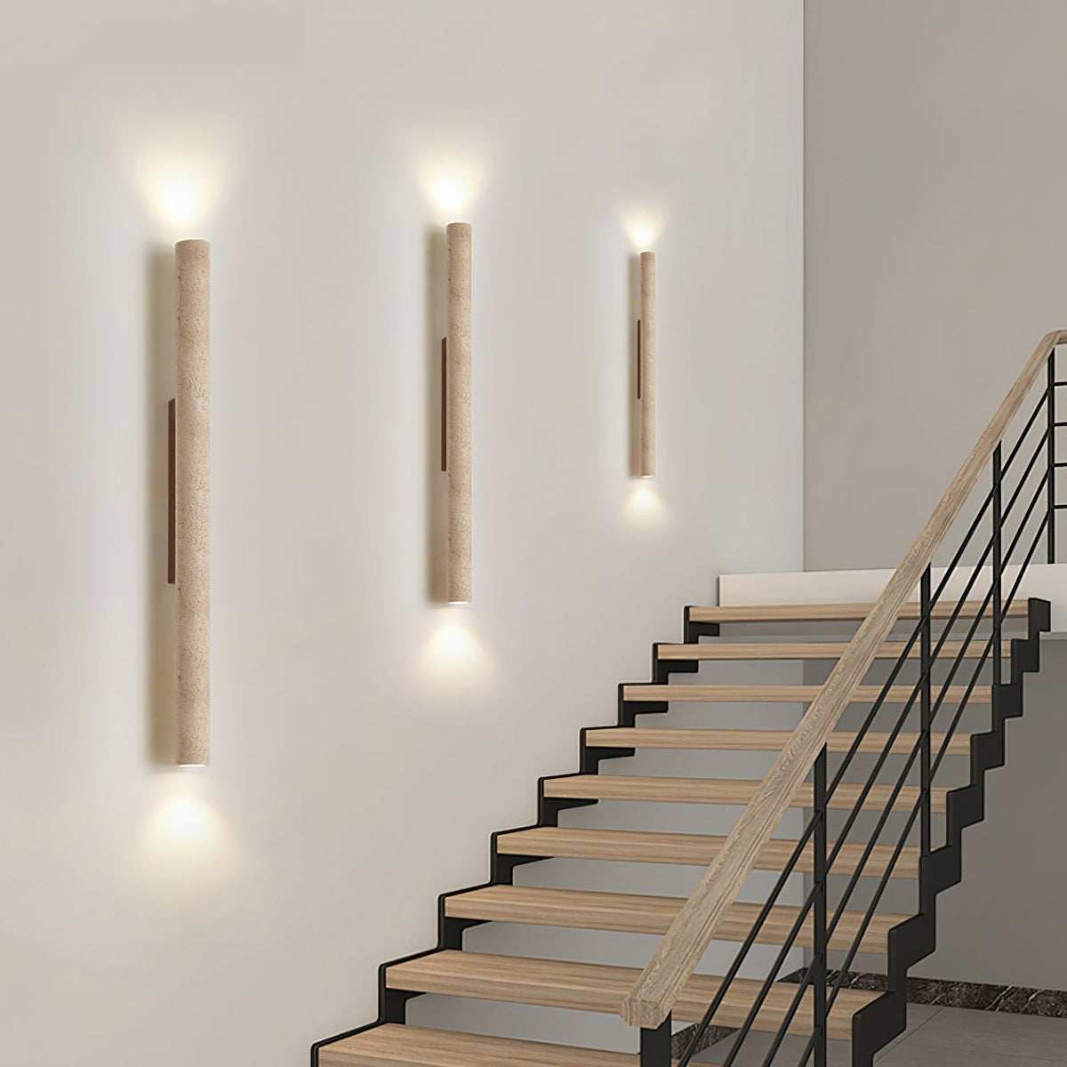 Seranise slanke cilindervormige wandlamp van geel travertin