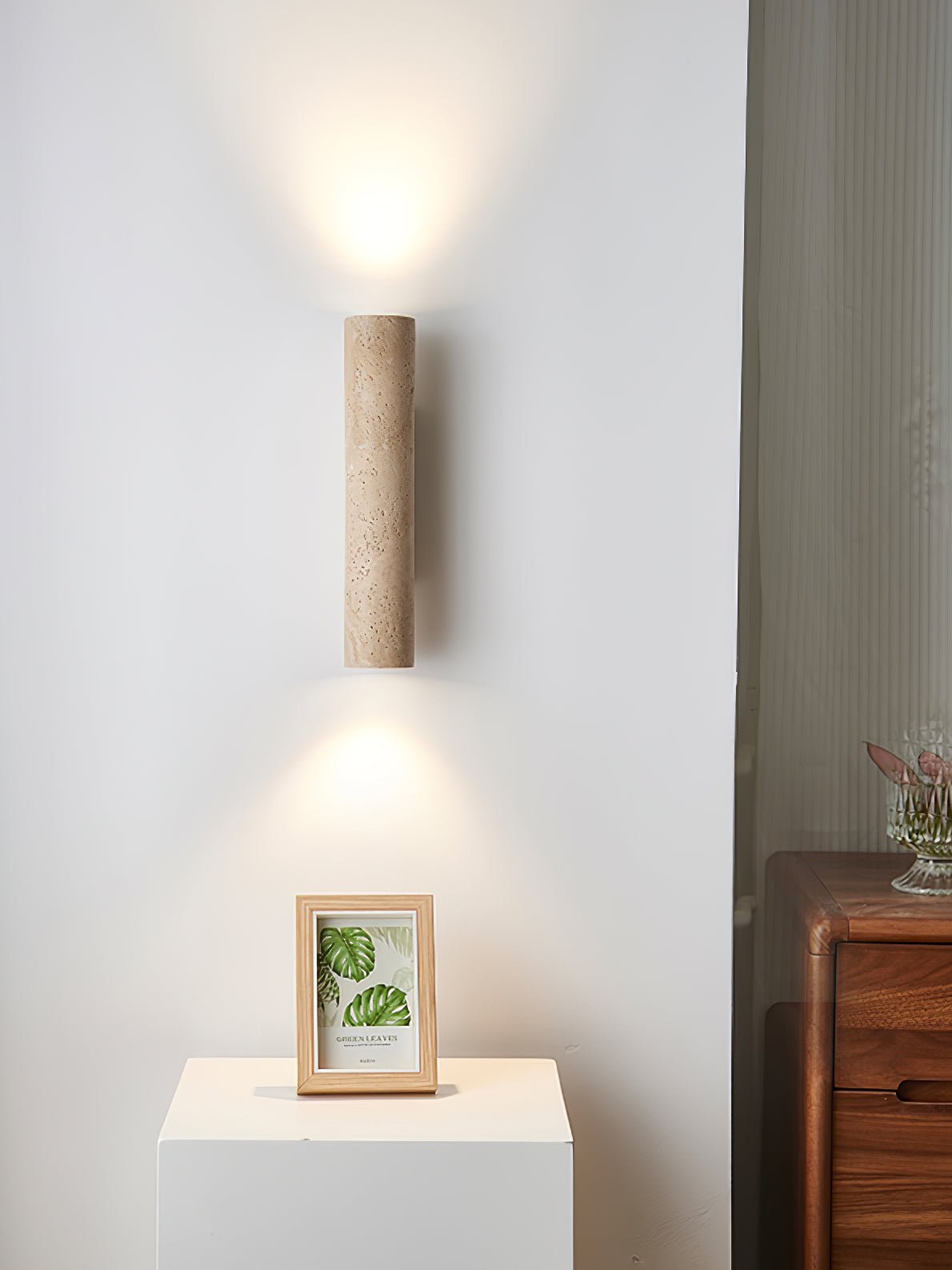 Seranise slanke cilindervormige wandlamp van geel travertin