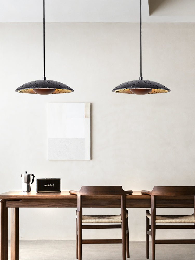 Noreeria hanglamp in zwart travertin en donker walnoot
