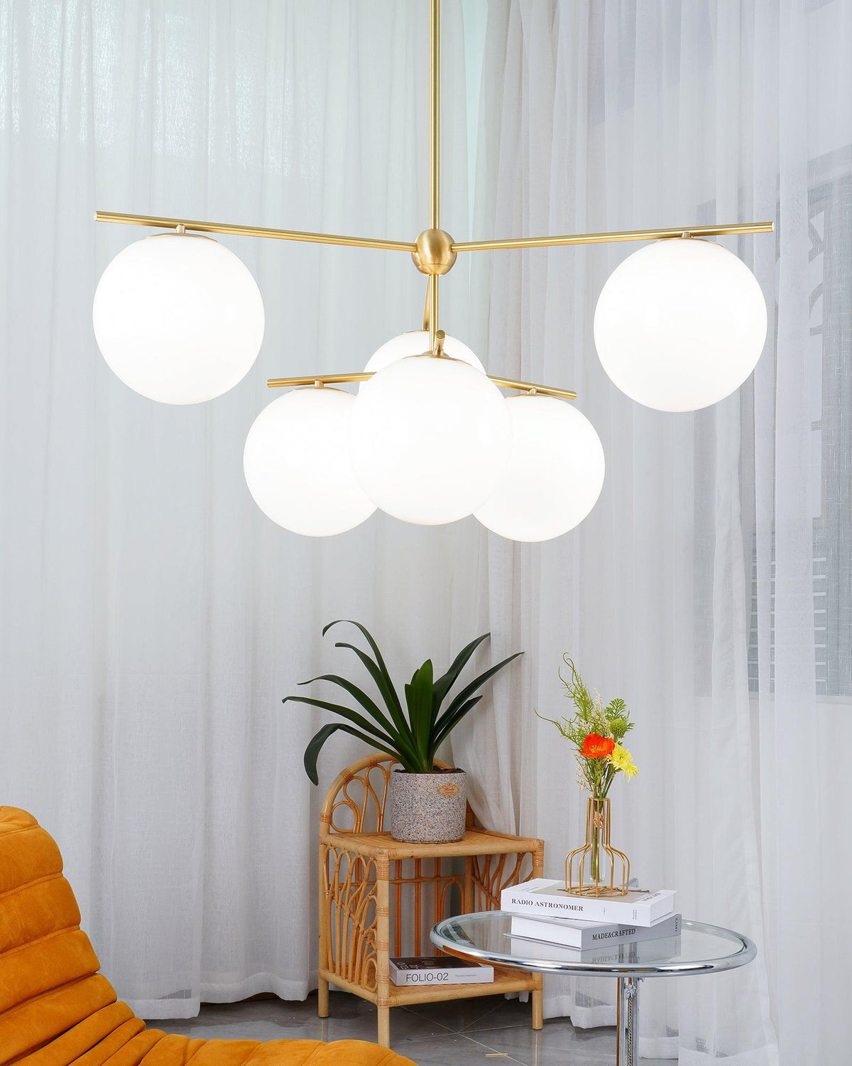 Casoella Kroonluchter met bolvormige kap en steel, moderne goudkleurige afwerking