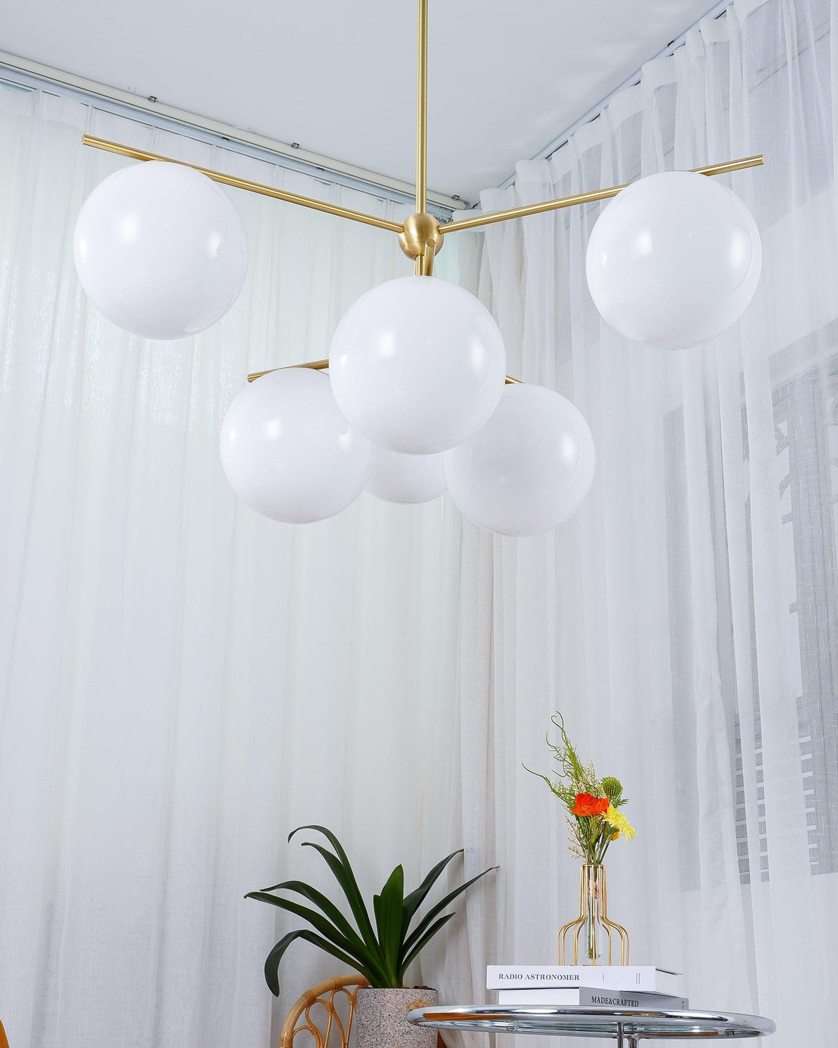 Casoella Kroonluchter met bolvormige kap en steel, moderne goudkleurige afwerking