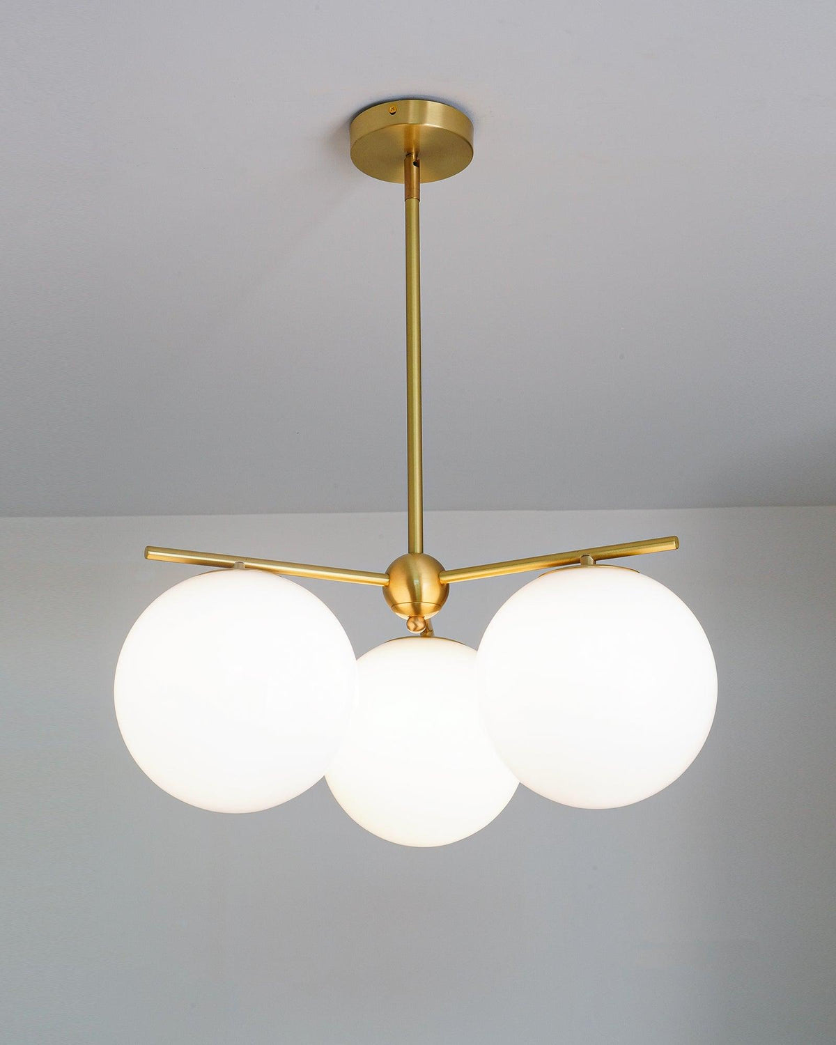 Casoella Kroonluchter met bolvormige kap en steel, moderne goudkleurige afwerking