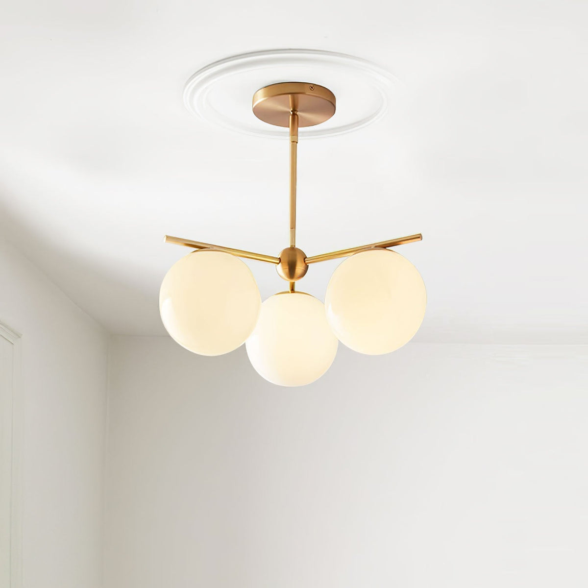 Casoella Kroonluchter met bolvormige kap en steel, moderne goudkleurige afwerking