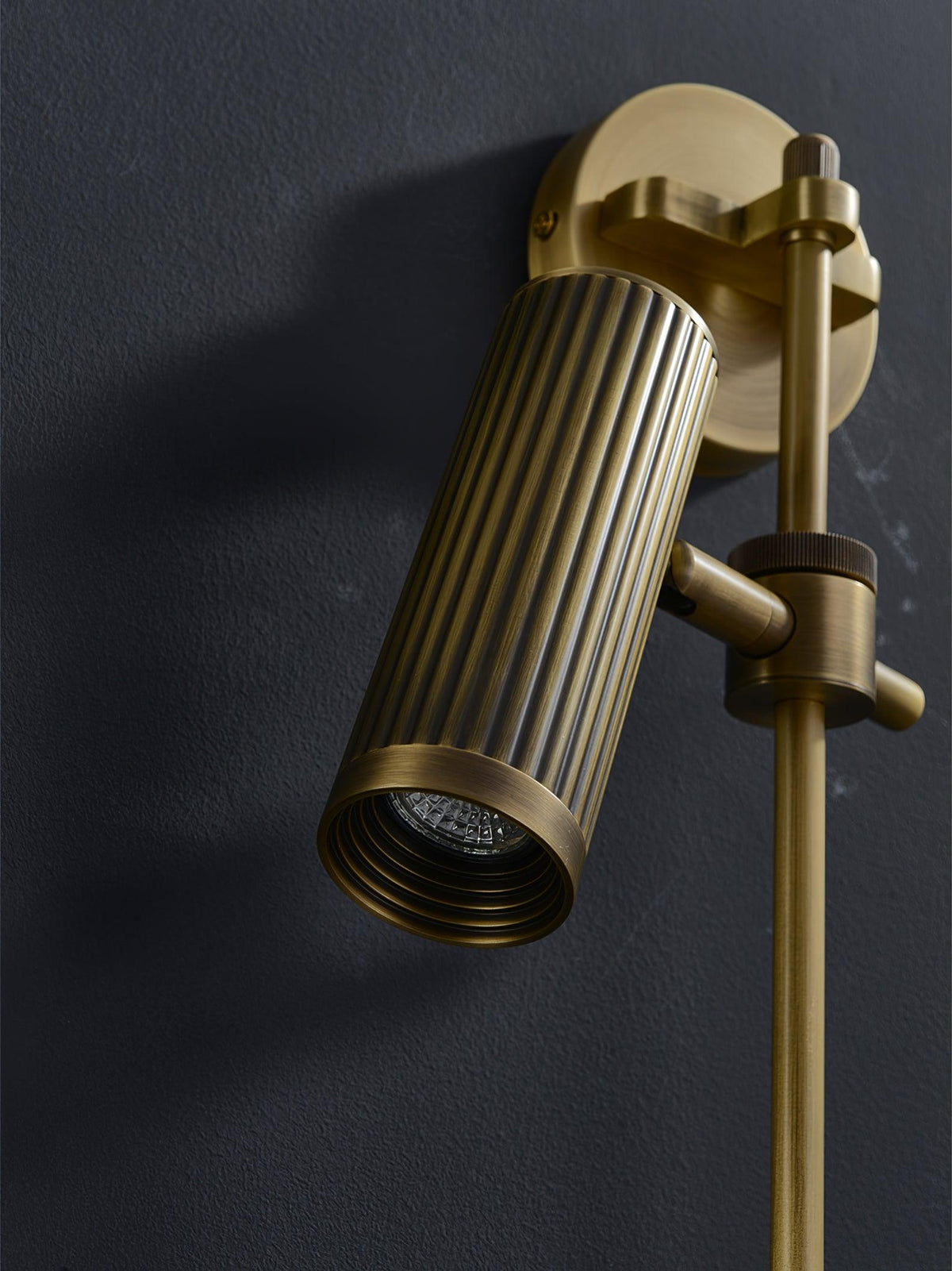 Kirixel wandlamp in messing