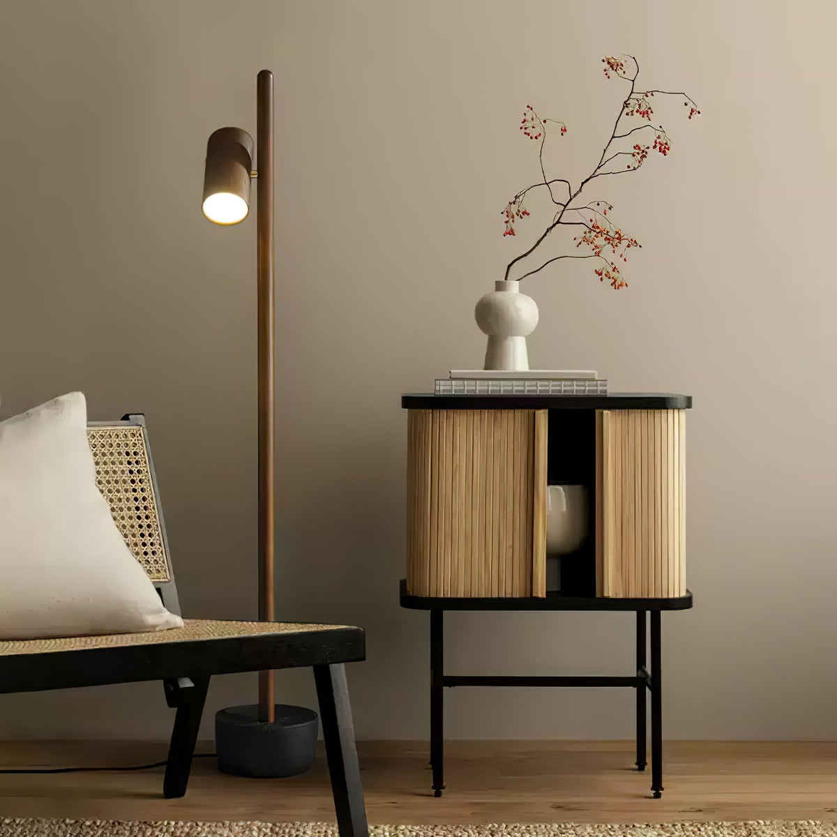 Rinisina vloerlamp met spotverlichting van hout