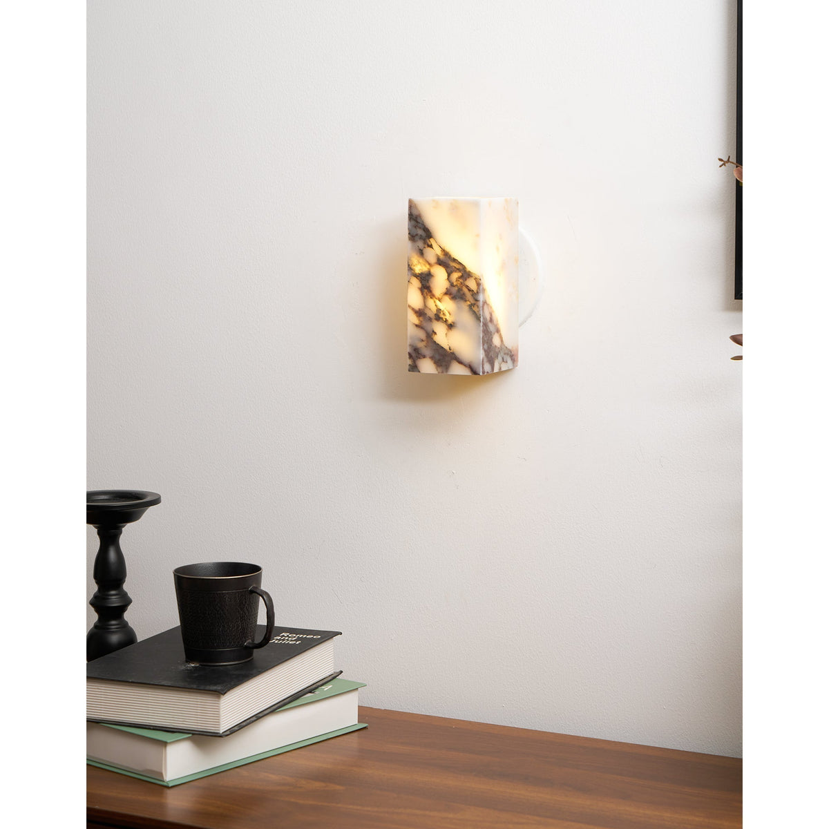 Neranina wandlamp in marmer