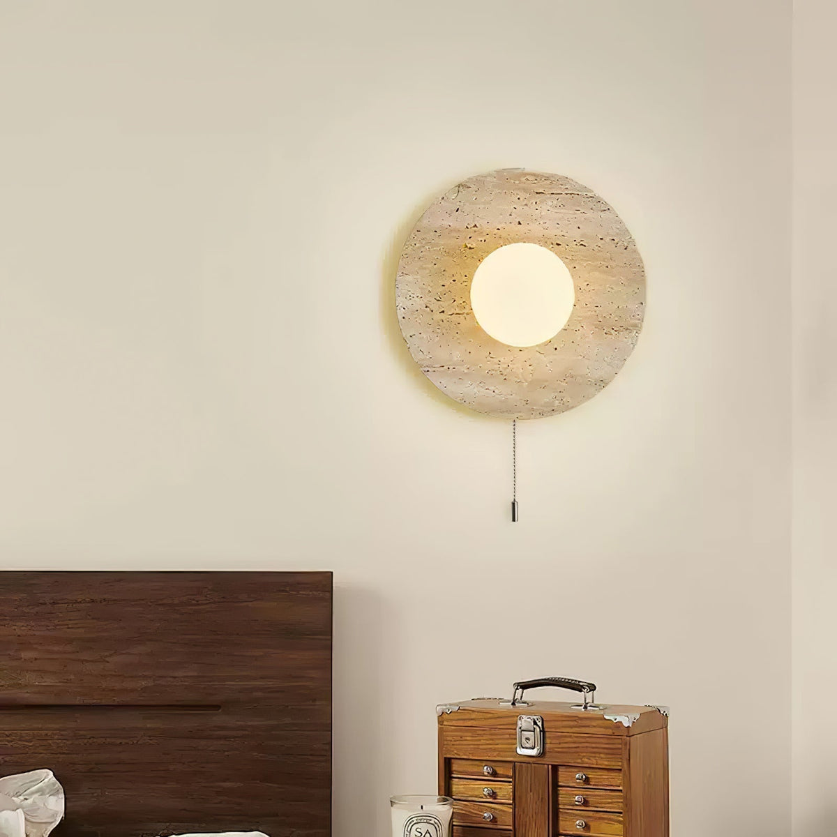 Tavik wandlamp met komvormig travertinframe