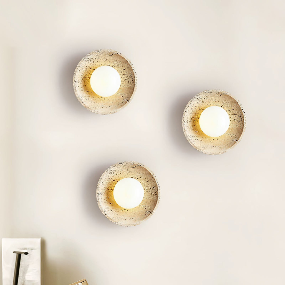 Tavik wandlamp met komvormig travertinframe