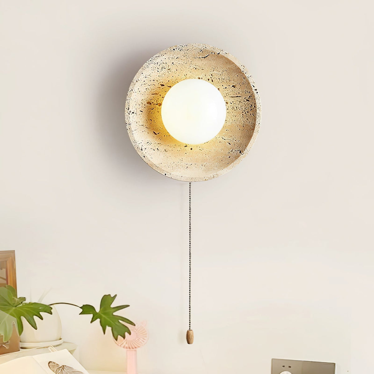 Tavik wandlamp met komvormig travertinframe