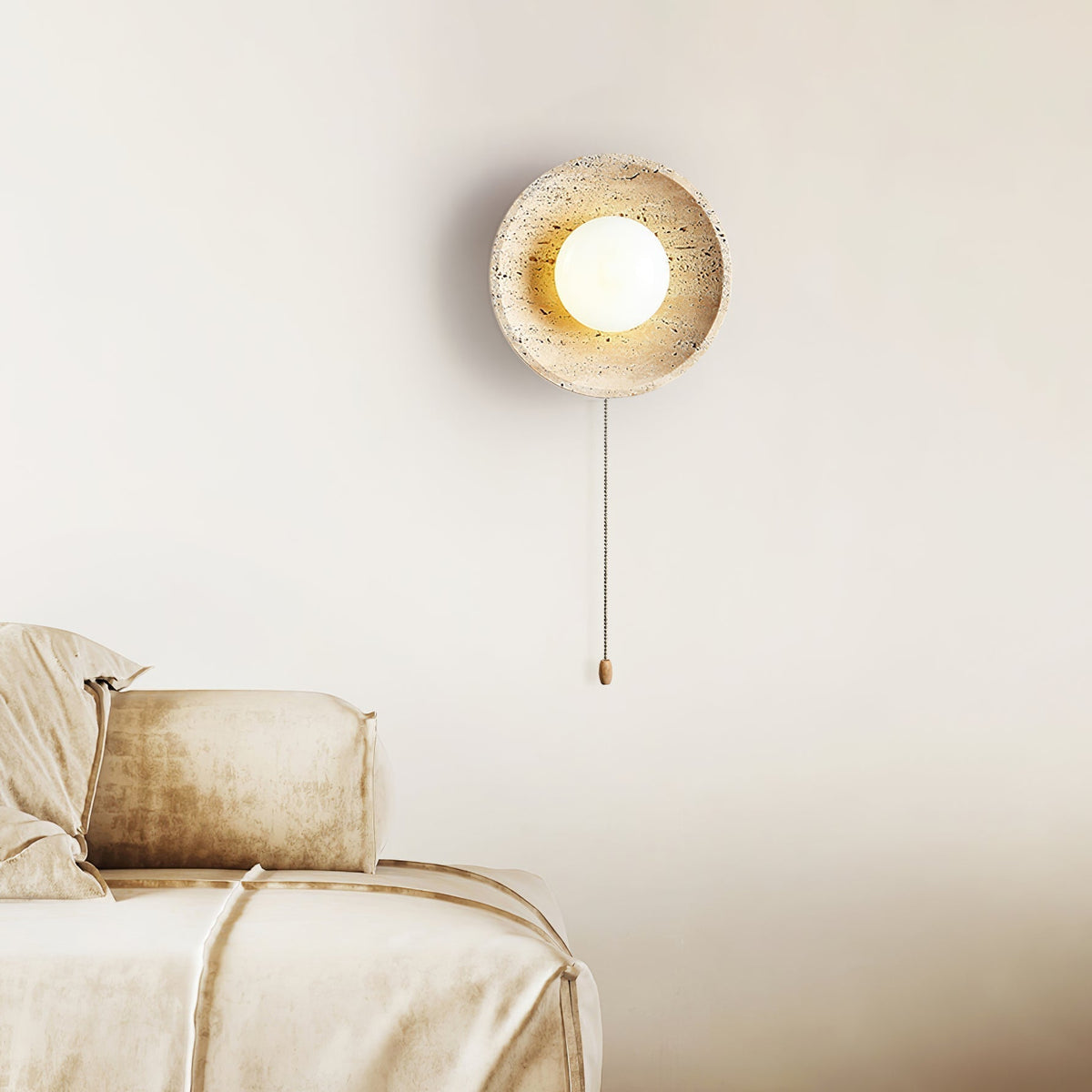 Tavik wandlamp met komvormig travertinframe
