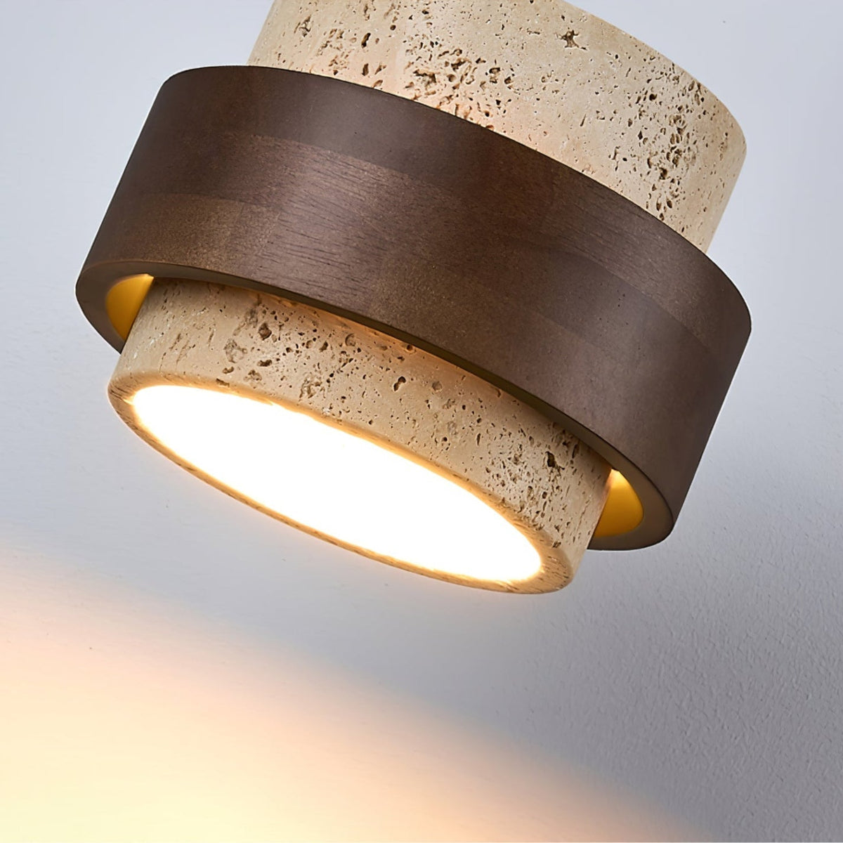 Perra plafondlamp met geconcentreerde ringen van travertin en donker walnoot
